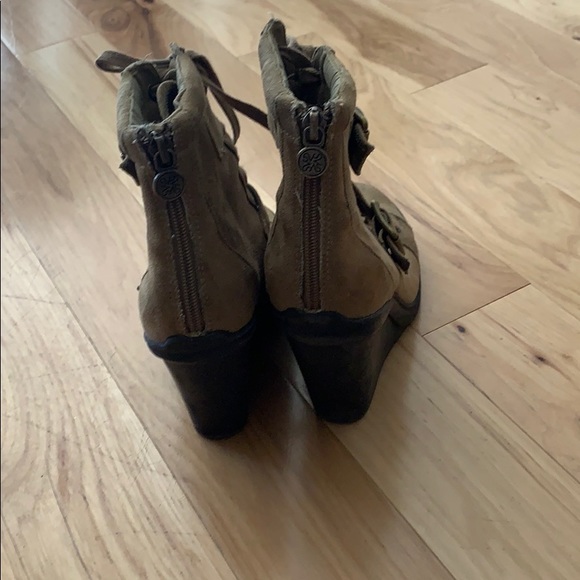 Simply Vera wedge booties size 7 - Picture 3 of 3